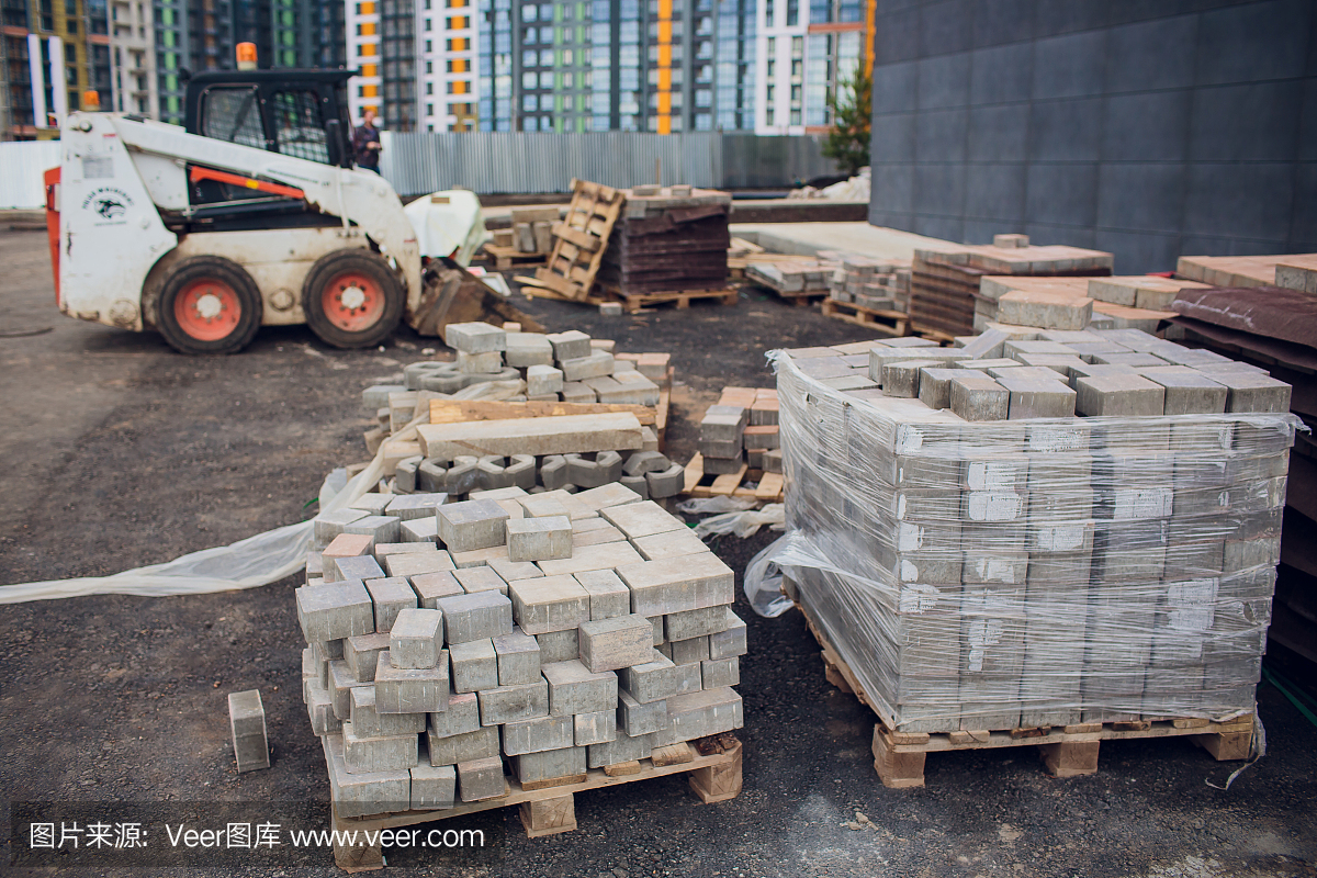 建筑工地上用于建筑的磚。
