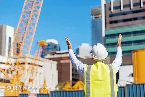 建筑工地的工程師建設者建筑工程師施工場景穿著安全背心
