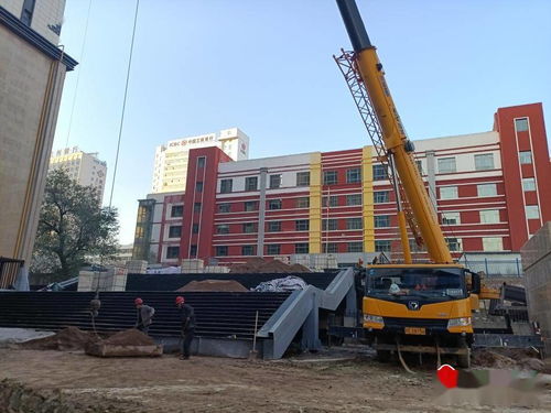 建二小學(xué)南側(cè)道路建設(shè)工程加緊施工